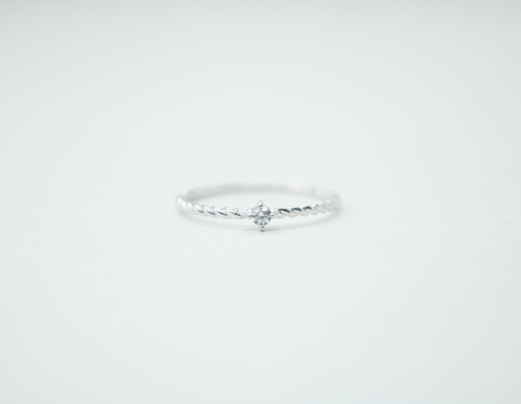 ねじれ一粒ダイヤ